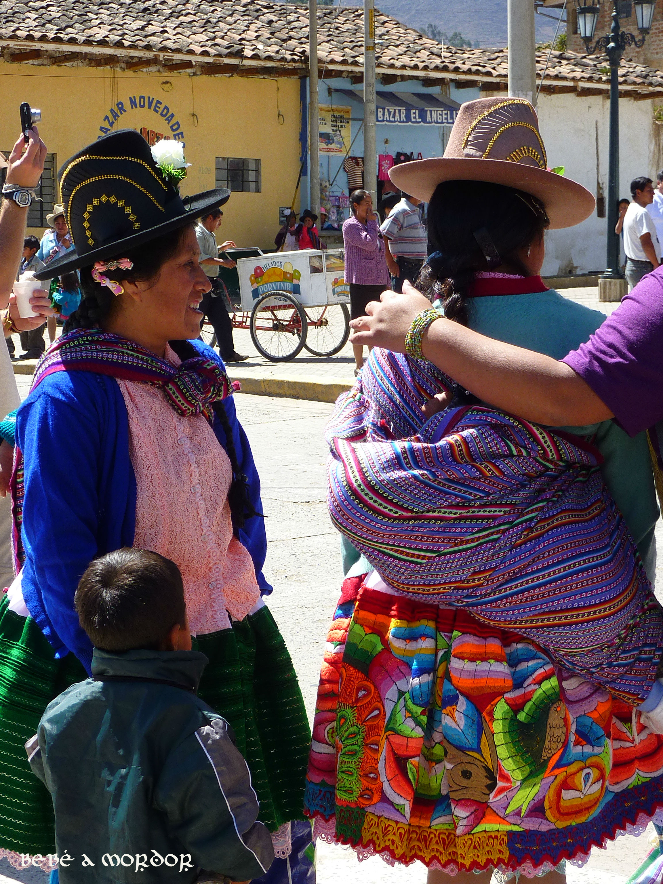 Dos mujeres indígenas con su ropa de colores