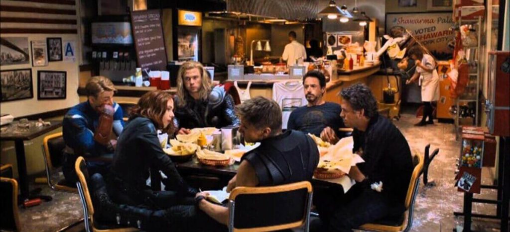 Escena de Los Vengadores en un restaurante comida rápida cocina friki
