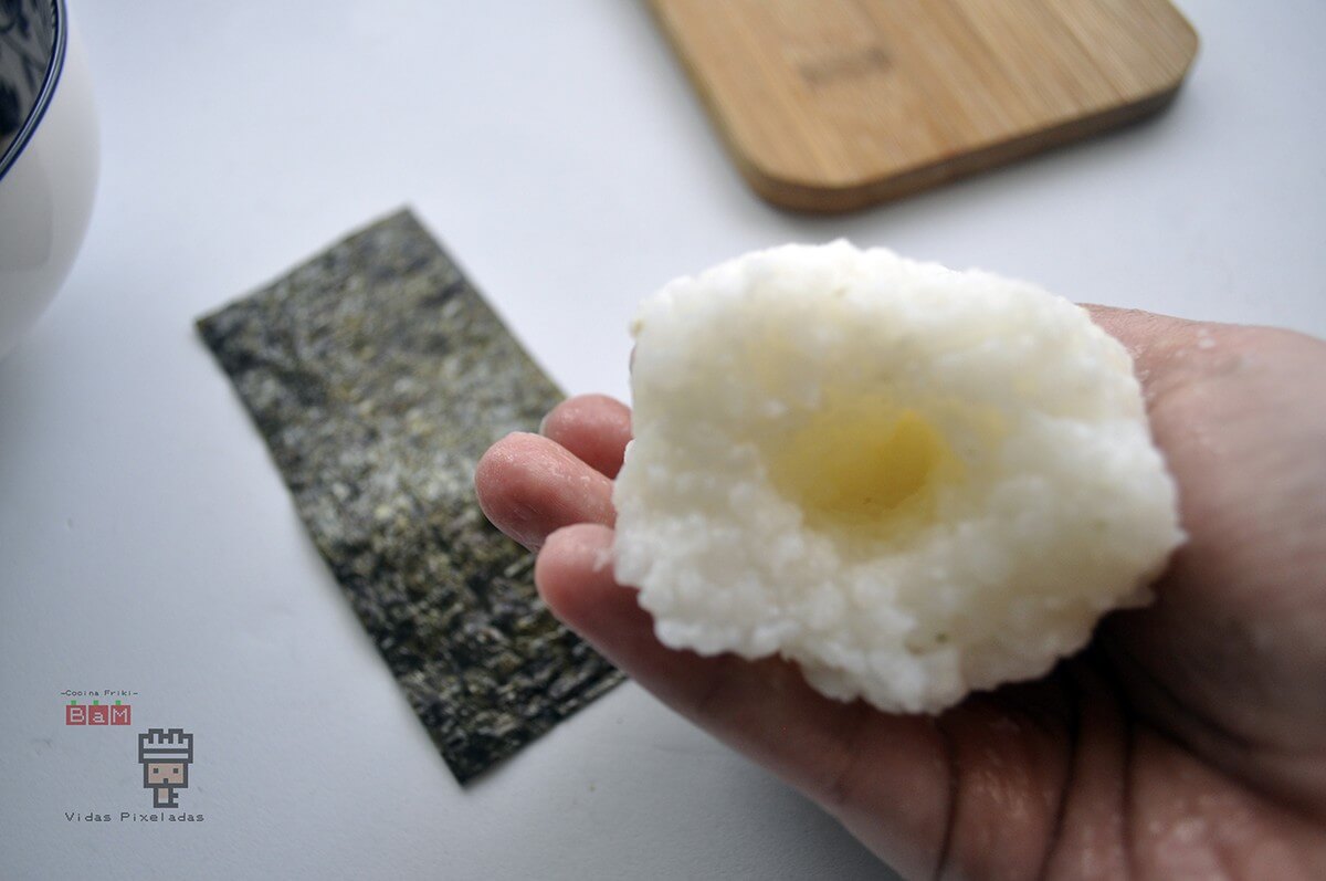 cómo rellenar un onigiri recetas frikis