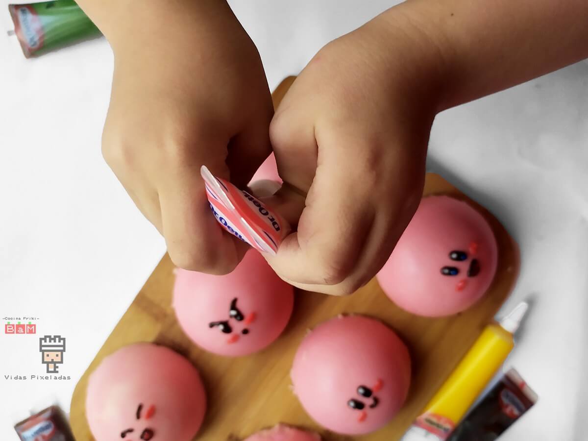 cocina friki con niños esferas de Kirby