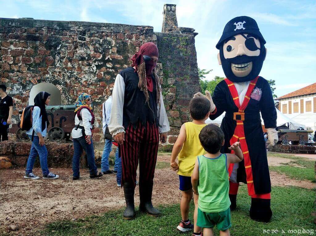4. Melaka - Porta de Santiago y pirata Francis