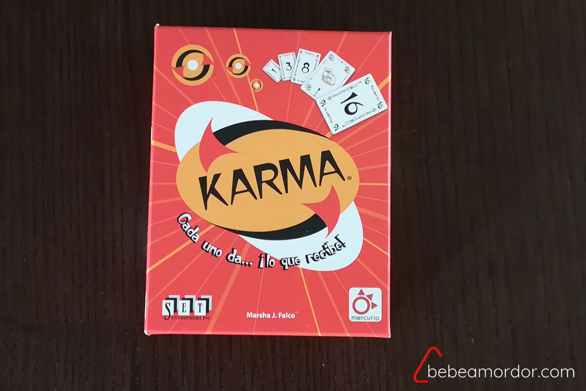 Foto de la portada de la caja de Karma sobre un fondo marrón.