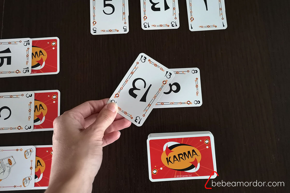 cómo se juega a Karma juego de cartas