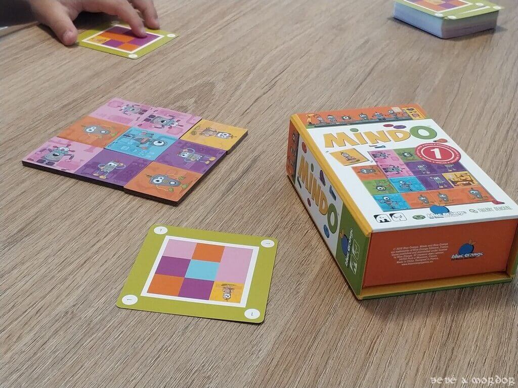 juego de cartas y losetas Mindo para niños jugando nivel fácil