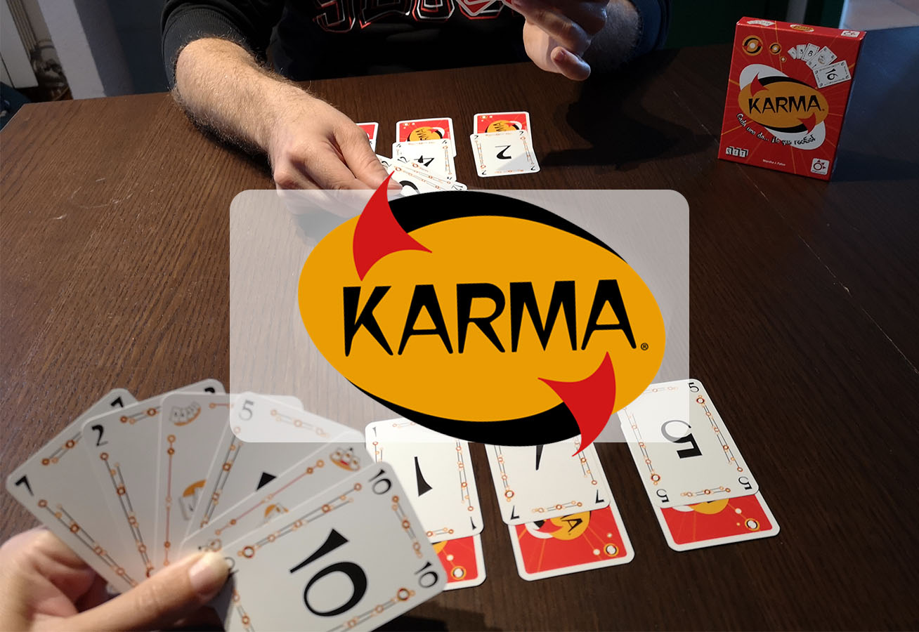 Foto de la portada de la caja de Karma sobre un fondo marrón.