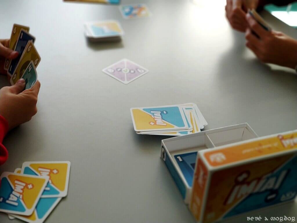 jugando a ¡Mía! juego de cartas