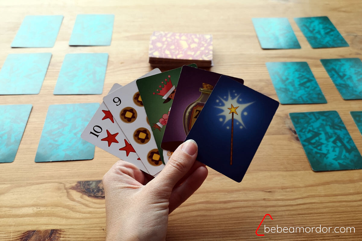 Ejemplo de las 5 cartas en la mano de una jugadora de Reinas Durmientes