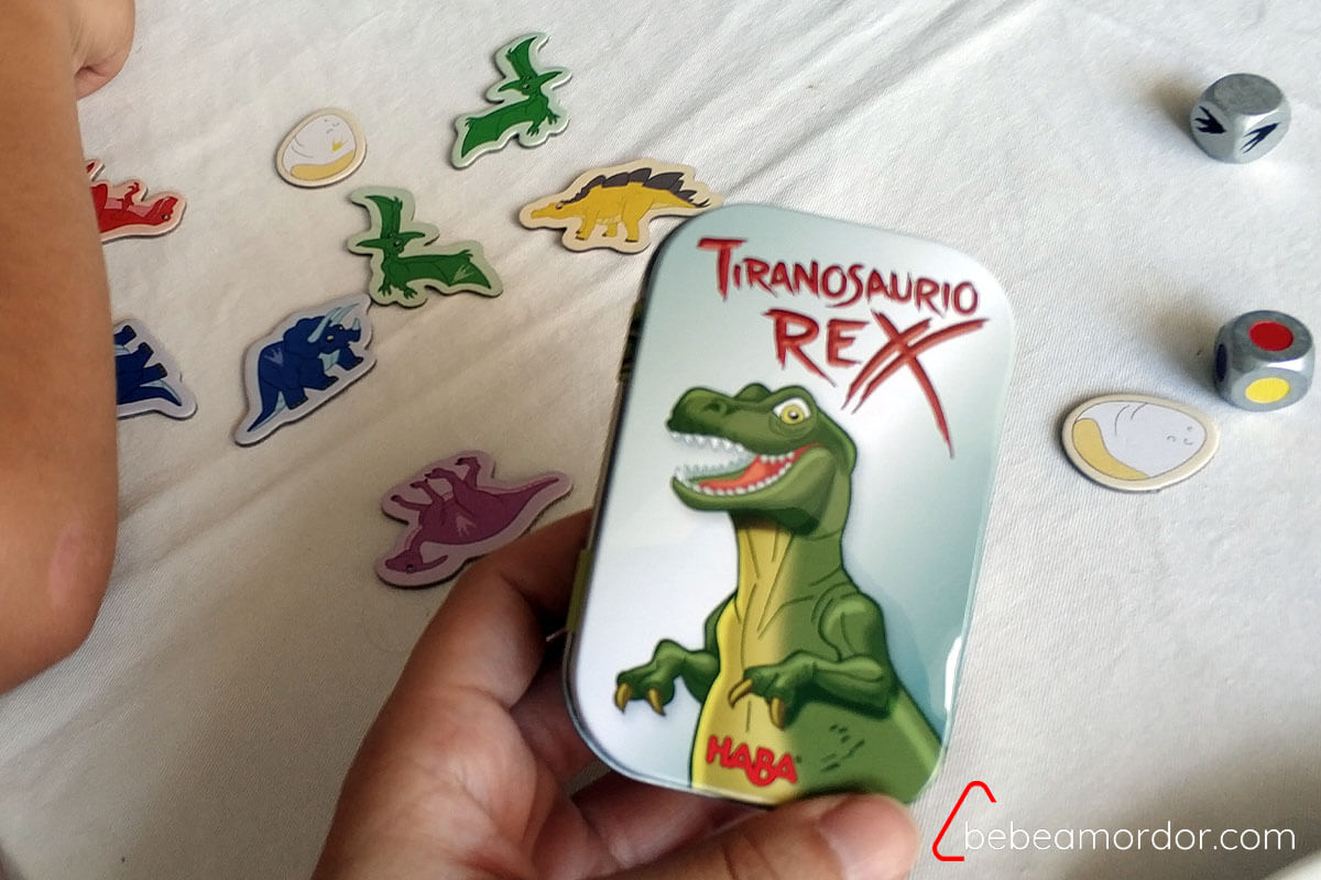juego de mesa de dinosaurios lata pequeña TRex en un restaurante