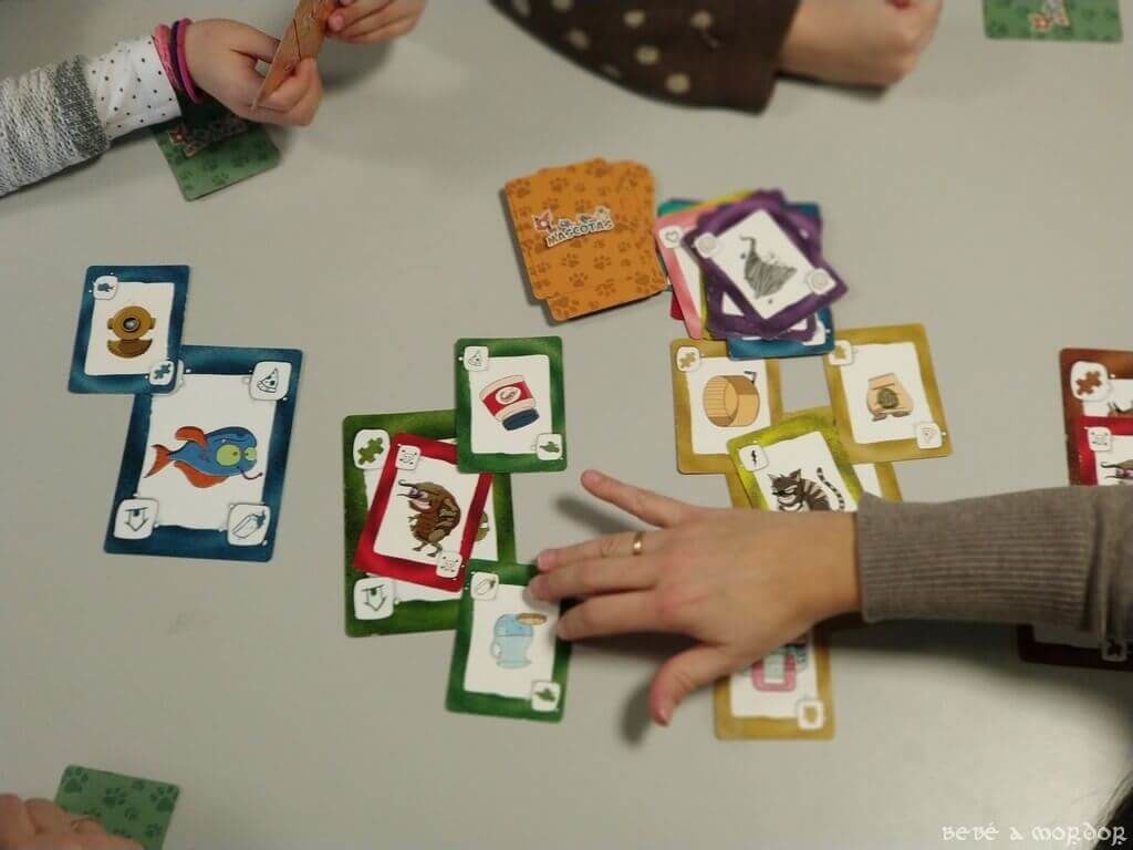 colocar cartas por turnos juego de mesa MAscotas