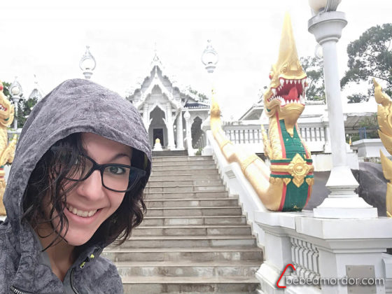 selfie delante del templo Blanco en Krabi