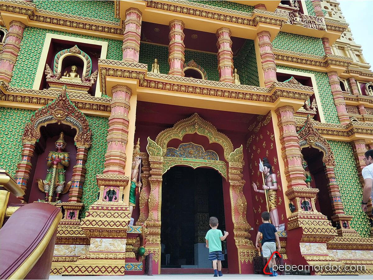detalle del Templo Wat Bang Thong en Tailandia con niños entrando