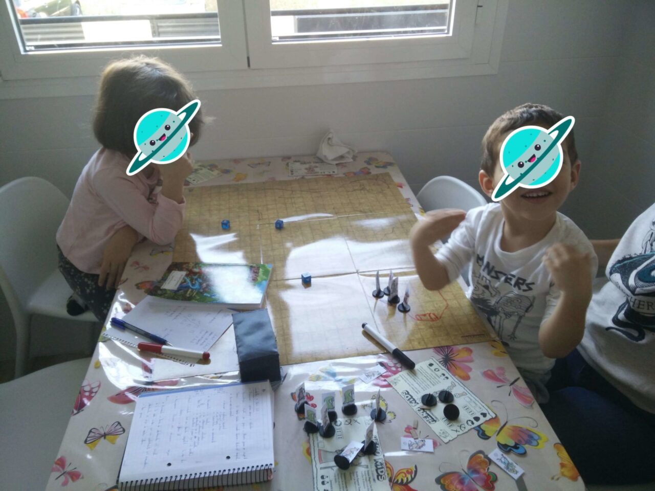 FOTO 12 – finalizando partida de rol con niños Hero Kids