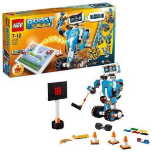 caja y componentes de Lego Boost con un robot y diversos accesorios robots para niños desde 7 años