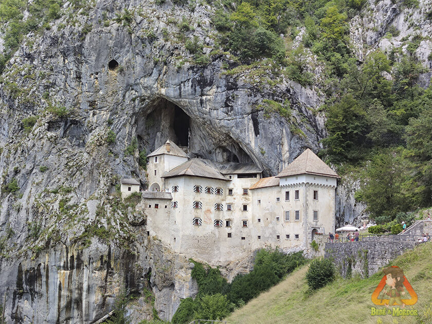 Castillo de Predjama, con más de la mitad construida dentro de una cueva.