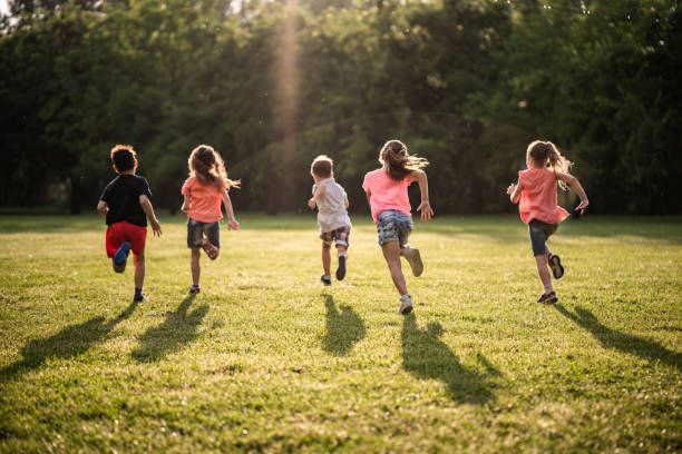 Niños y niñas corriendo por el campo