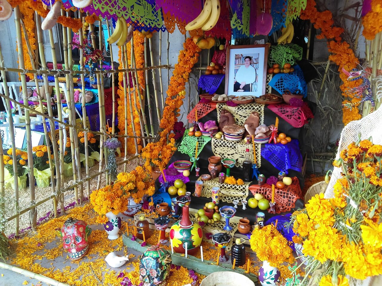Altar del Día de Muertos viajar en familia